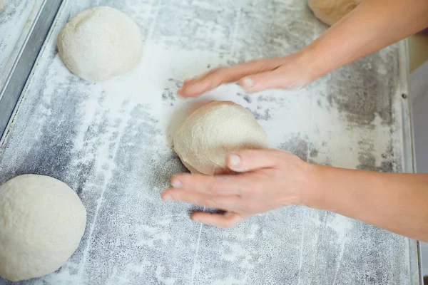 Руки готовят тесто для выпечки хлеба в пекарне . — стоковое фото