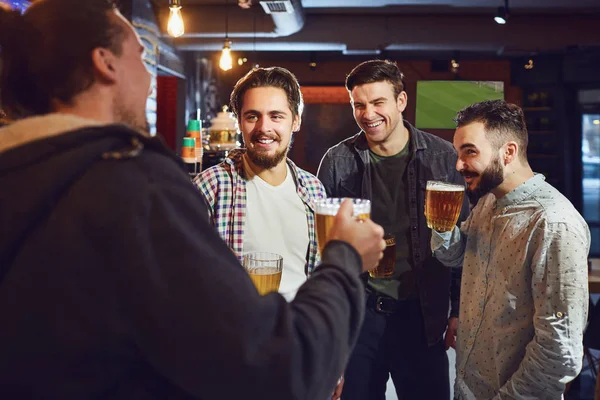 Gli amici parlano, bevono birra in un bar . — Foto Stock