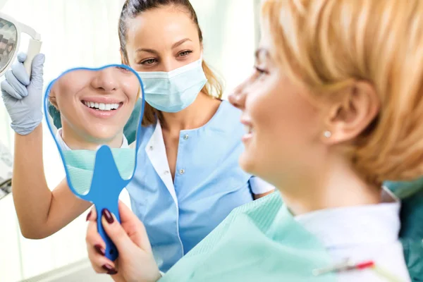 Dentiste et patient avec miroir — Photo