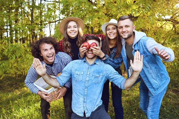 Glada vänner skrattar i parken. — Stockfoto