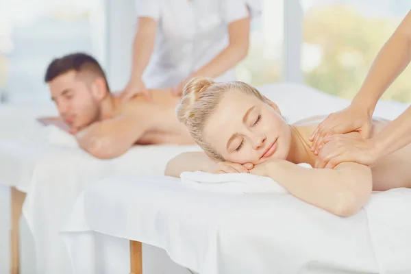 Pareja disfrutando del masaje en el centro de spa — Foto de Stock