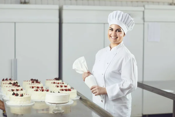 Bolo de decoração de confeiteiro na pastelaria . — Fotografia de Stock