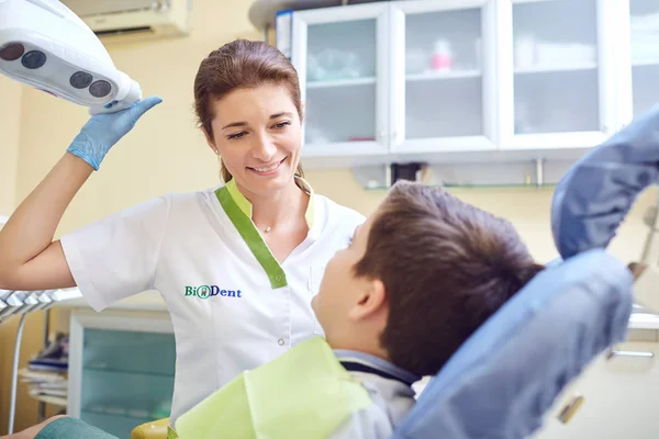 Οδοντίατρος αντιμετωπίζει μια childs δόντια σε ένα αγόρι σε ένα οδοντιατρείο — Φωτογραφία Αρχείου