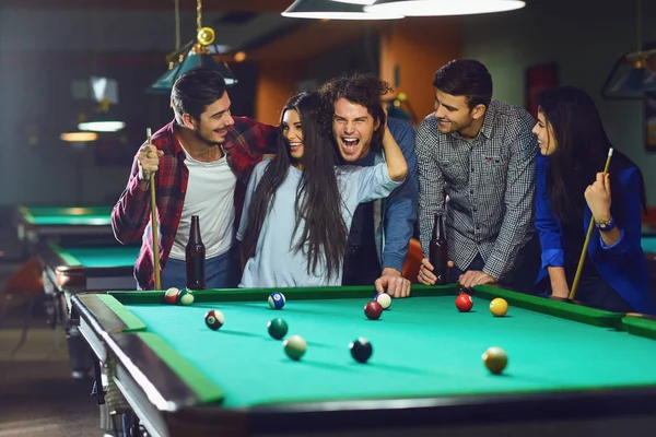 Friends play billiards. — Stock Photo, Image