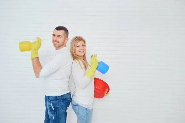 Couple familial partageant les tâches ménagères nettoyage sur fond blanc . — Photo