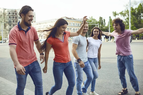 Χαρούμενοι φίλοι που περπατούν στους δρόμους μιας ευρωπαϊκής πόλης. — Φωτογραφία Αρχείου