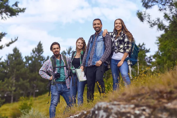 Skupina turistů s batohy stojí v lese — Stock fotografie