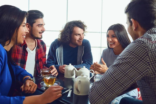 Young people communicate in a restaurant. — Stock Photo, Image