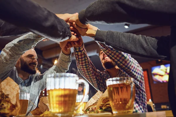 맥주 친구 자유 시간 개념입니다. 바에서 안경과 맥주를 들고 있는 명랑한 친구들. — 스톡 사진