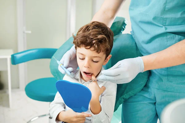 Menino criança e dentista estão verificando os dentes no espelho . — Fotografia de Stock