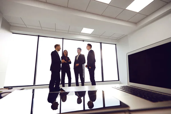 Um grupo de empresários em uma reunião em um escritório de negócios — Fotografia de Stock