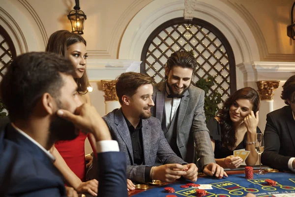 Μια ομάδα ανθρώπων που παίζουν τυχερά παιχνίδια σε ένα καζίνο — Φωτογραφία Αρχείου