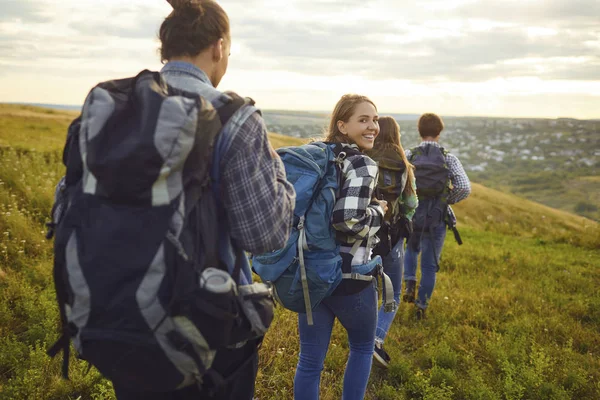 Groupe d'amis trekking avec sacs à dos marchant dans la forêt  . — Photo