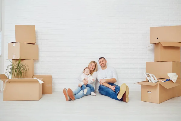 Счастливая пара распаковывает коробки в новом доме — стоковое фото