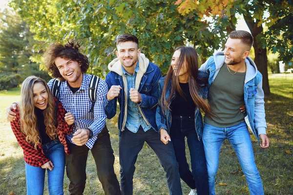 Happy vrienden lachen in het park. — Stockfoto