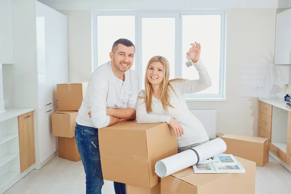 Felice famiglia disimballaggio scatole a nuova casa — Foto Stock