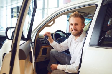 Oto salonda yeni bir araba elinde anahtarları ile Otomatik alıcı adam.
