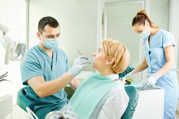 Dentysta sprawdza zęby pacjenta — Zdjęcie stockowe