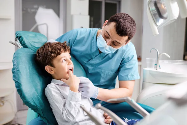 Zahnarzt überprüft die Zähne der Kinder — Stockfoto