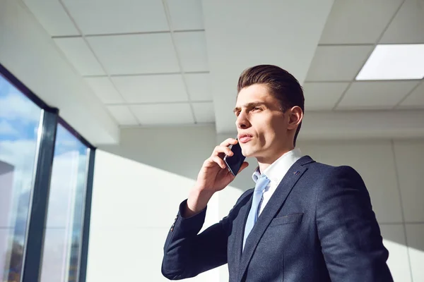 Homme d'affaires parlant au téléphone dans le bureau. — Photo