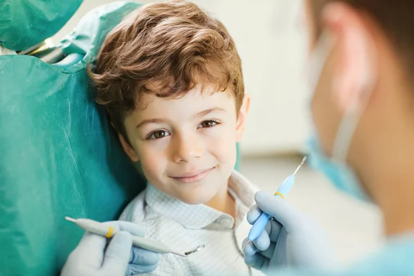 Kind lächelt im Zahnarztstuhl. — Stockfoto