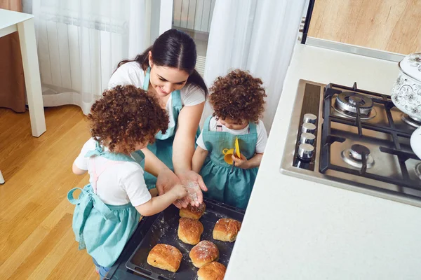 Mère et fille cuisinent des pâtisseries au four dans la cuisine — Photo