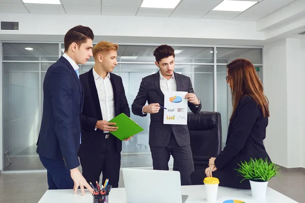 Groupe de jeunes entrepreneurs au bureau . — Photo