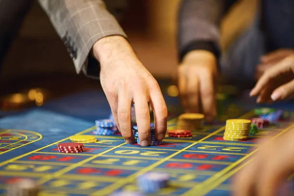 Żetony w rękach gracza w kasynie. — Zdjęcie stockowe