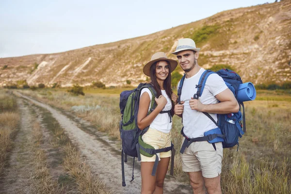 Пара туристів з рюкзаком, які ходять на походи в природу — стокове фото