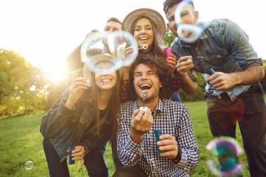 Parkta sabun köpüğü ile komik arkadaşlar.