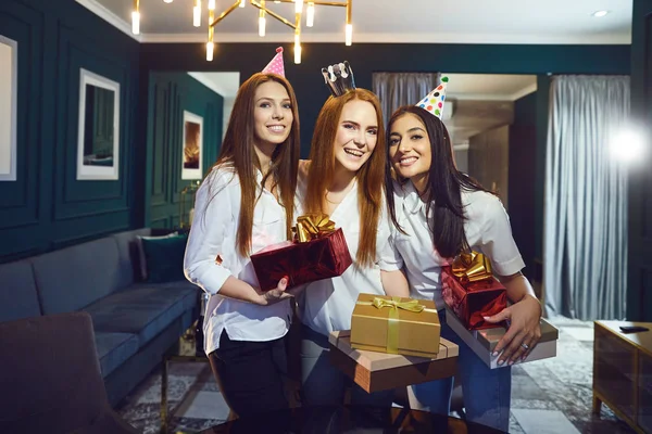 Mulheres com presentes durante a festa de aniversário — Fotografia de Stock