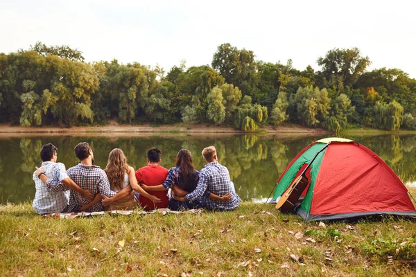 Skupina lidí, kteří se usmívají a stojí na pikniku — Stock fotografie