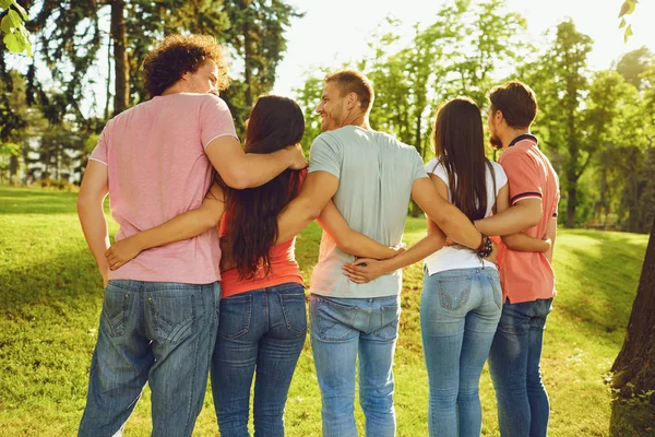 Grupos de amigos são abraçados no parque na natureza . — Fotografia de Stock