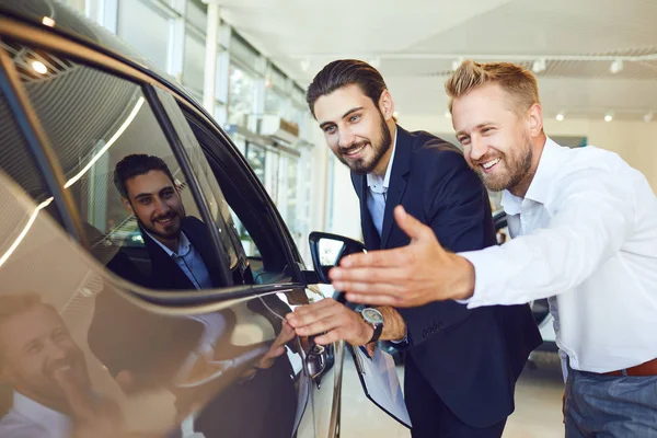 Affari d'auto. Compratore maschio guardare una macchina nuova . — Foto Stock