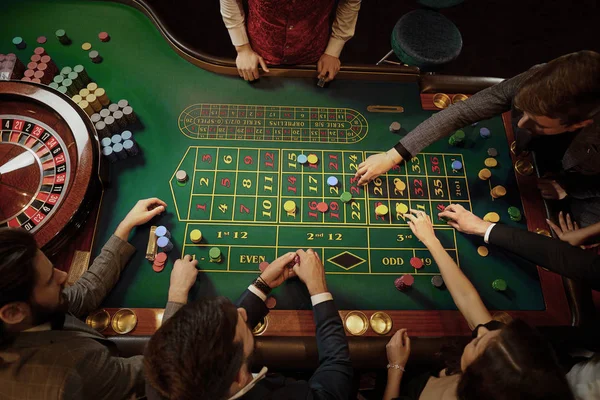 Top widok ludzi grających w ruletkę przy stole w kasynie — Zdjęcie stockowe