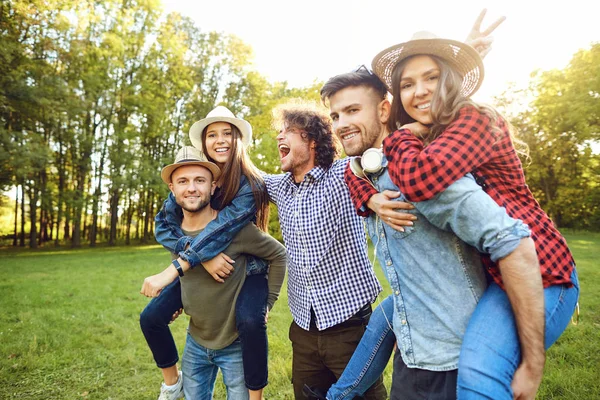 Fröhliche lustige Freunde lachen im Park. — Stockfoto