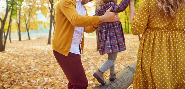 가을에 딸과 자연계에서 함께 놀고 있는 가족 — 스톡 사진
