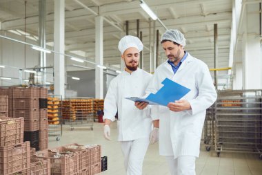 Teknolojik ve fırıncı bir ekmek fabrikasında konuşun.