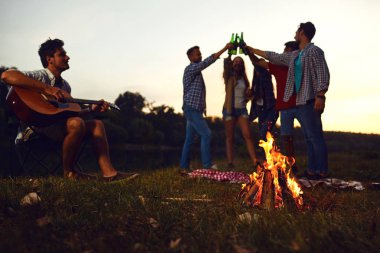 Sonbaharda arkadaş pikniğinde gece şenlik ateşi.