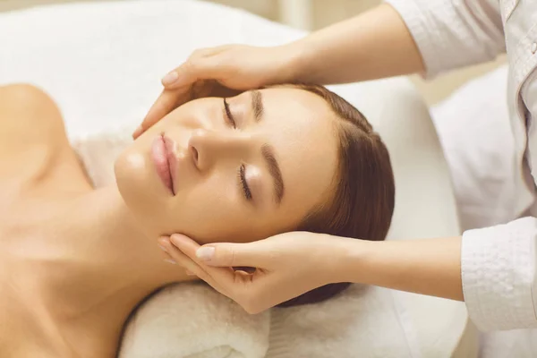 Face Woman massage slappna av nära upp i en skönhetsklinik. — Stockfoto