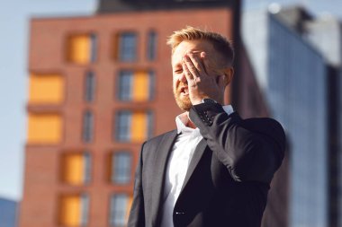 Kriz kavramı stres sorunu. İşadamı eliyle yüzünü kapattı