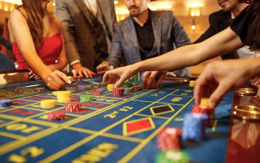 Bir kumarhanede kumar oynayan bir grup kumarbaz poker ruleti