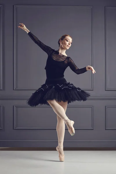 Ballerina tancerka baletowa na szarym tle. — Zdjęcie stockowe