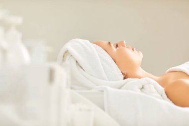 Genç bir kadın bir güzellik salonunda rahatlatıcı.
