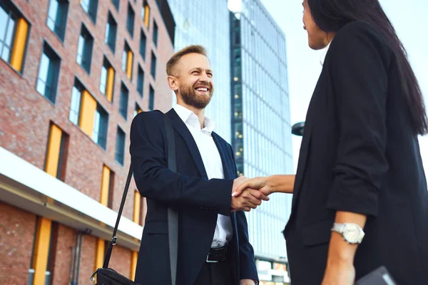 Handshake biznesu. Biznesmen i kobieta biznesu zrobić uściski dłoni stojąc na zewnątrz — Zdjęcie stockowe