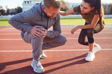 Antrenmanda diz sakatlığı. Egzersiz sırasında bir erkek bacağını yaraladı..