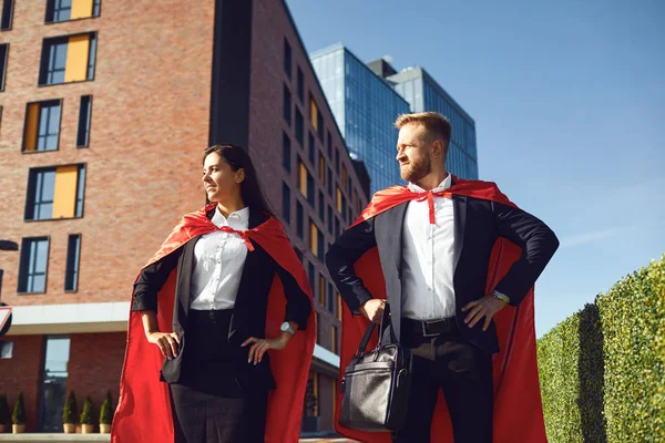 Affärsfolk Super Heroes promenad längs stadsgatan. — Stockfoto