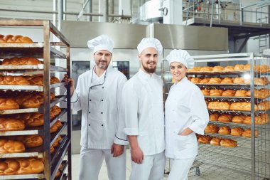 Bir fırında ekmek ile tepsilerin arka planda Fırınlar.