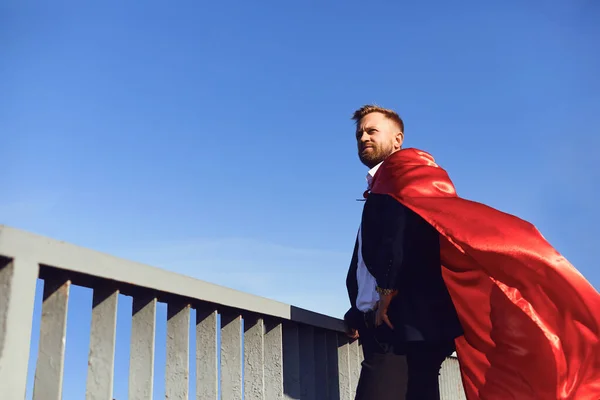 Empresário de super-herói bem sucedido em um contexto do céu azul — Fotografia de Stock