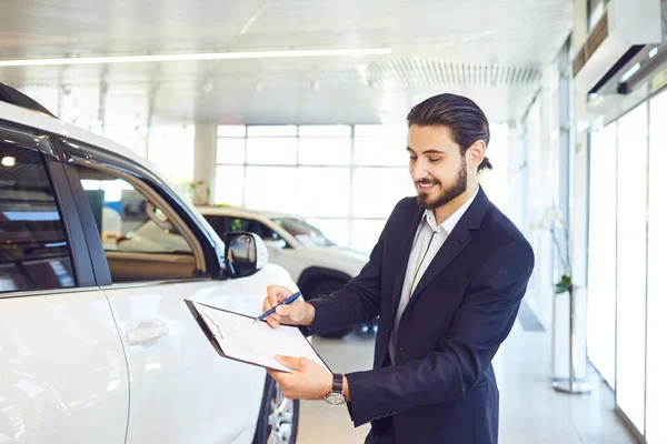 Un rivenditore di auto è in possesso di documenti sulla vendita di un'auto . — Foto Stock